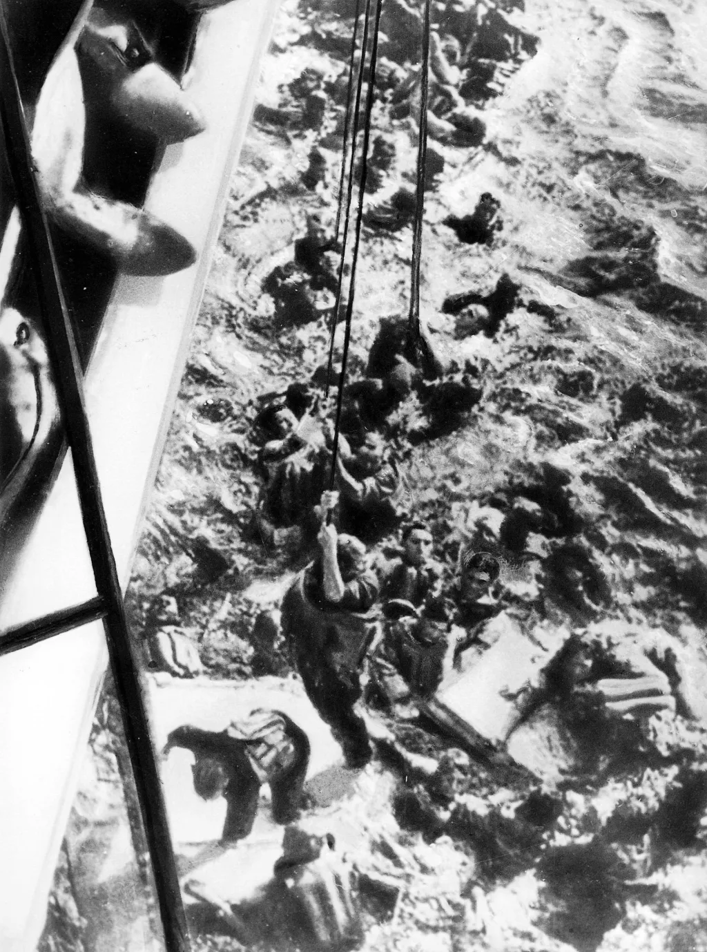 Záchrany z lodi Bismarck se dočkalo jen 114 mužů. Britské lodě přítomné na místě totiž záchranné akce brzy přerušily v obavách z útoků německých ponorek