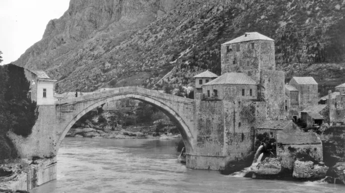 Starý most v Mostaru, který zničili Chorvaté v roce 1993
