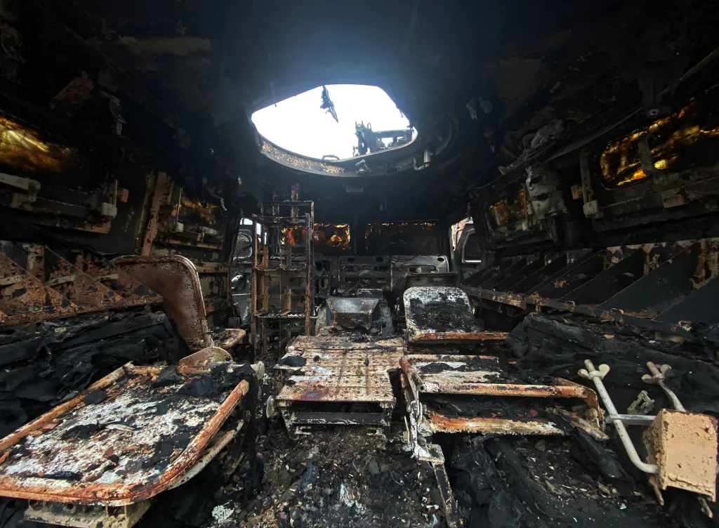 Zničená vojenská technika se stala nedílnou součástí ukrajinské krajiny