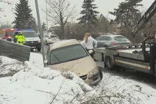 Sníh pokryl silnice, řidiči bourali, kamiony nevyjely stoupání. Výstrahy na zimní počasí platí dál