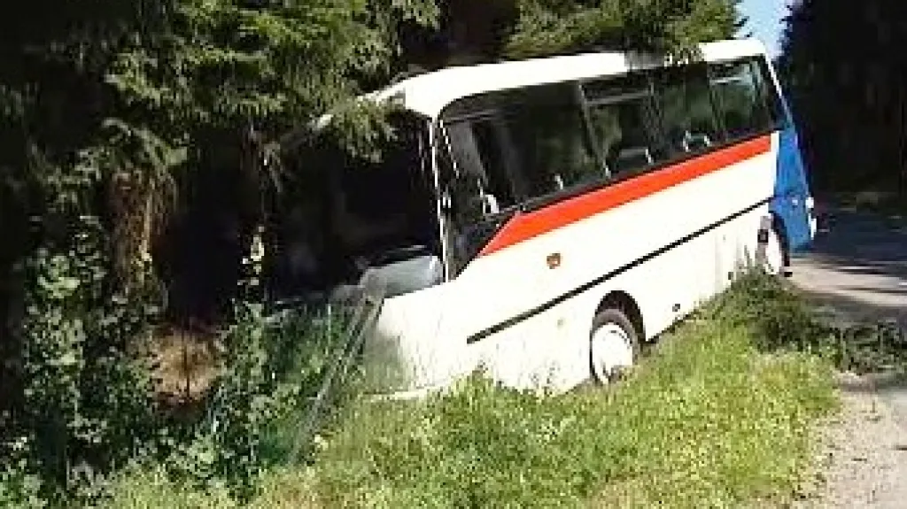 Mikrobus havaroval u Stonařova na Jihlavsku.