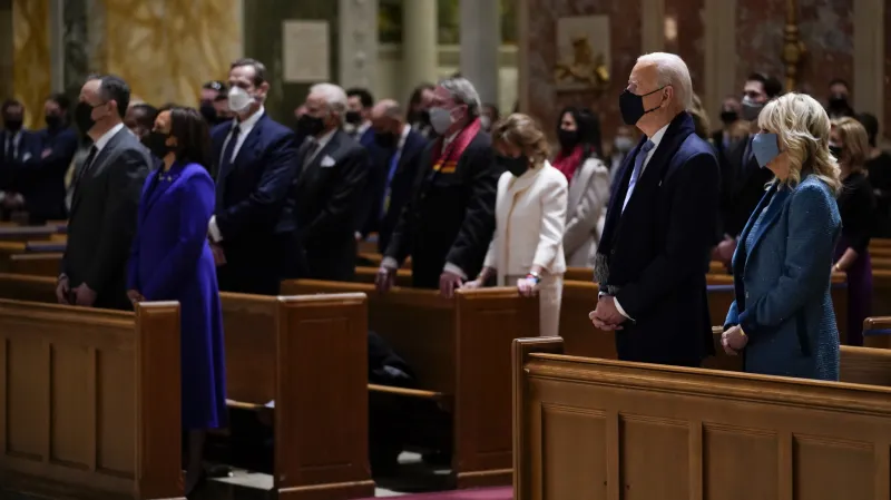 Joe Biden se v den inaugurace zúčastnil mše