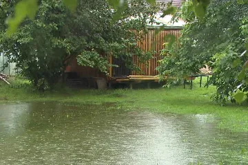 Ve Višňové na Liberecku voda stále stoupá