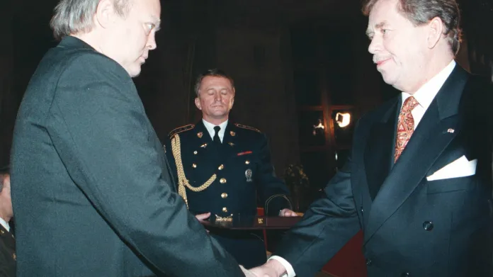 Jan Vrba přebral za svého otce v roce 1997 medaili Za hrdinství