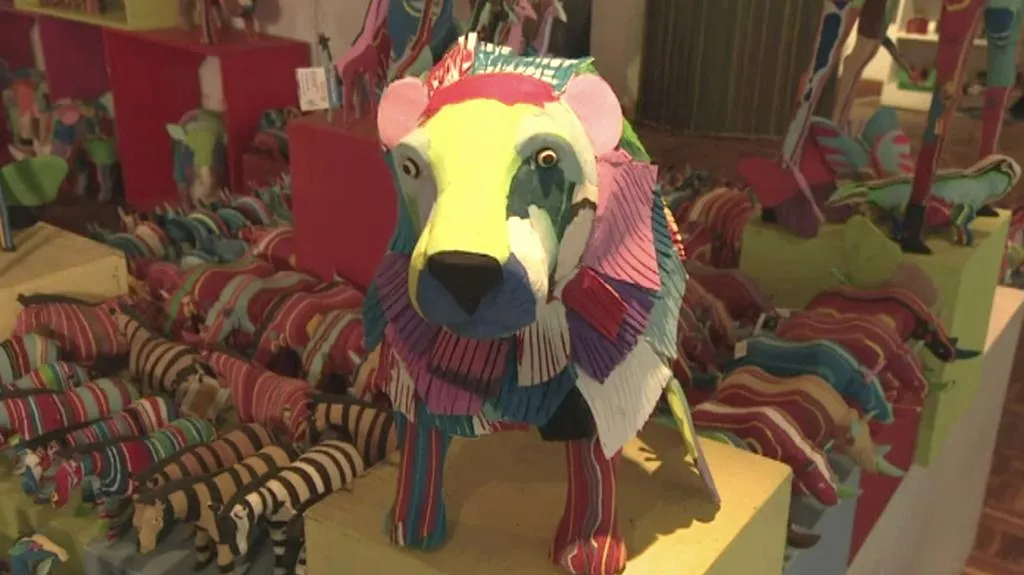 Keňané vyrábí ze žabek zvířátka pro turisty