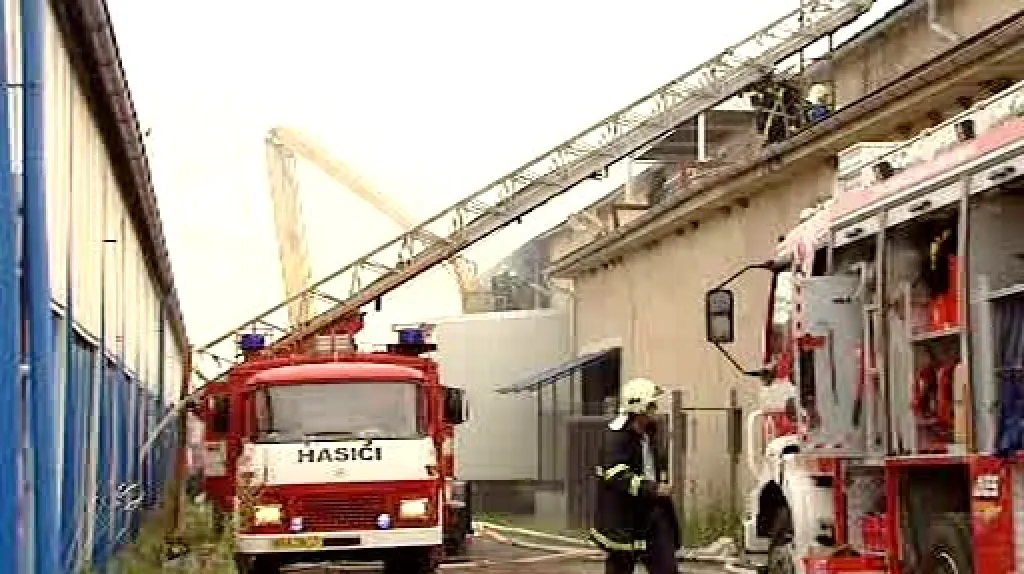 Hasiči likvidují požár