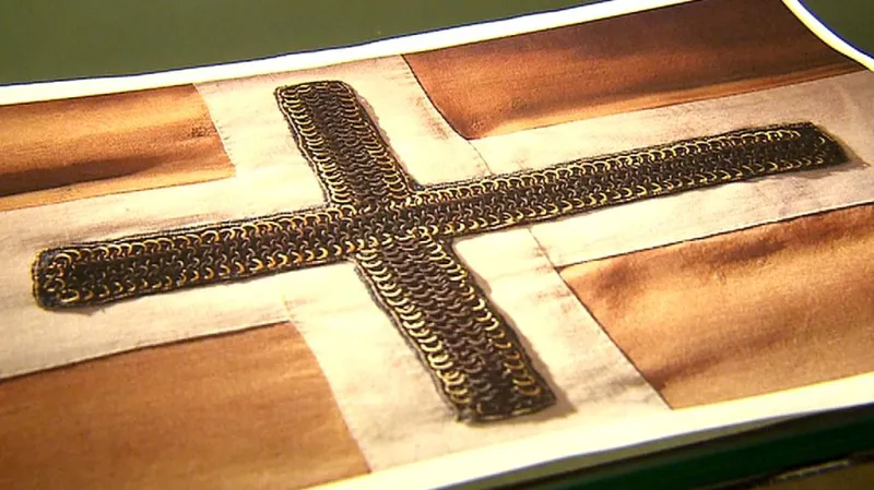 Fotografie křížku, který je zřejmě pozůstatkem Václavova praporce