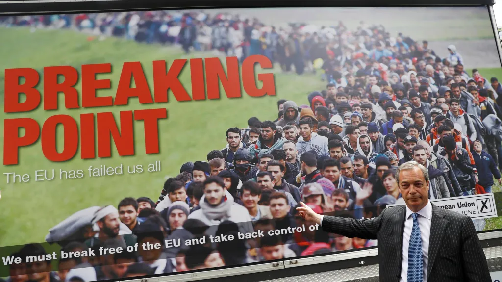 Nigel Farage před kontroverzním billboardem proti přistěhovalectví do Velké Británie