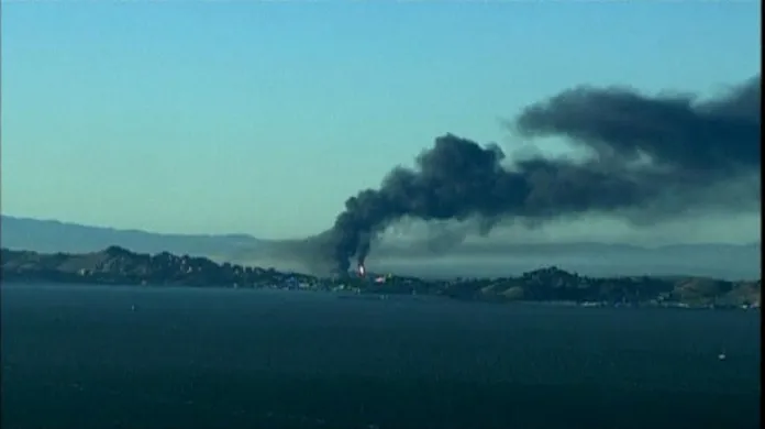 Hořící rafinérie na předměstí San Franciska
