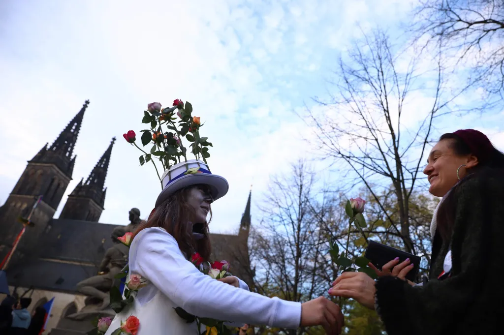 Oslavy 17. listopadu v pražských ulicích