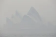 OBRAZEM: Sydney zmizelo v nebezpečném kouři. Lidé chodí v maskách, dým spustil poplach