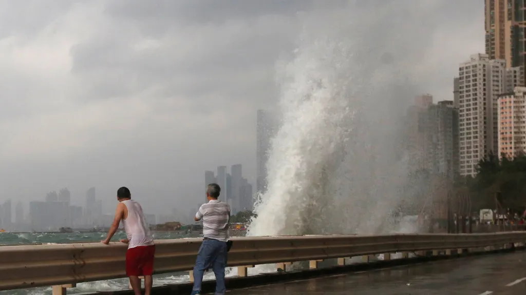 Lidé pozorují rozbouřené moře