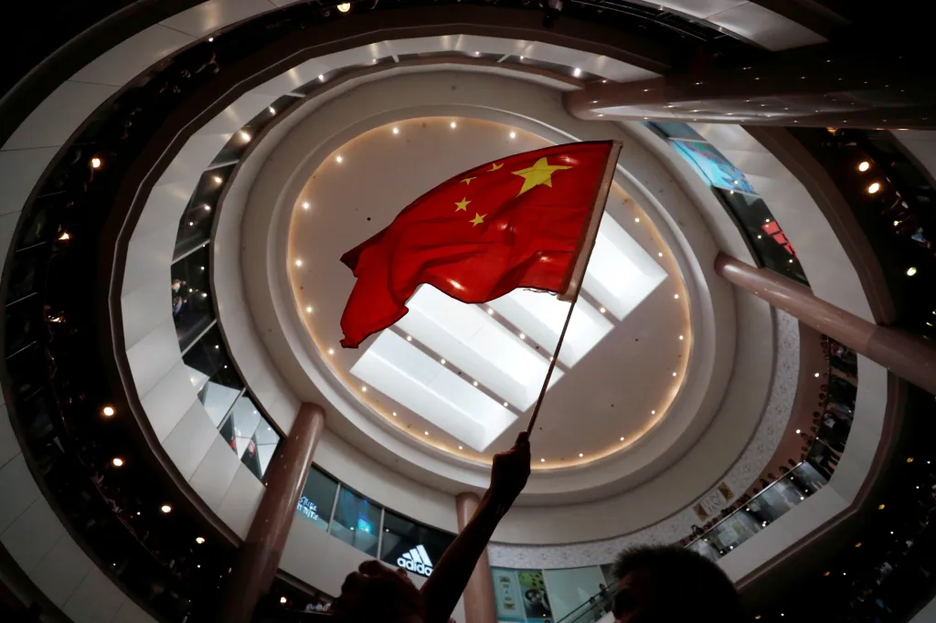Pročínský stoupenec se objevil s vlajkou v obchodním centru v Hongkongu, kde vykřikoval hesla proti odpůrcům čínského režimu.