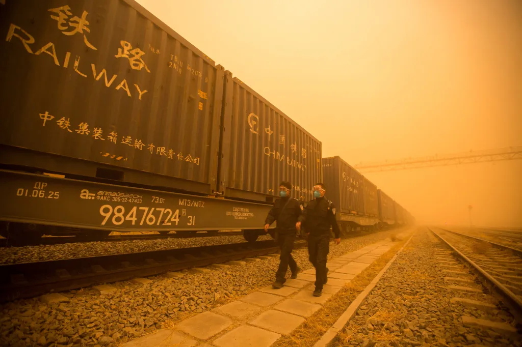 Policisté kontrolují během bouře vlaky projíždějící mongolsko-čínským hraničním pásmem