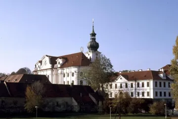Podvodníci lákali na zázračný „lék“, zaštítili se mnichy z Břevnova