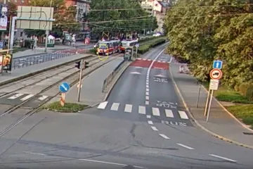 Chlapce s mobilem v ruce srazila tramvaj. Oběti nepozornosti na silnicích připomínají siluety