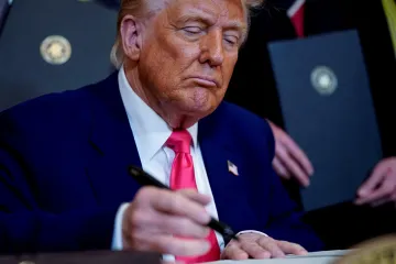 Sto dní s Trumpem přineslo cla, příkazy, nátlak, škrty či žaloby