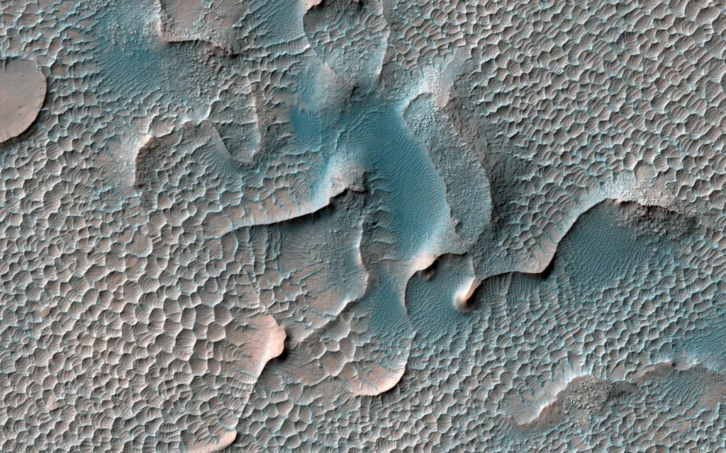 Písečné vroubkované struktury a duny v oblasti kaňonu Melas Chasma na planetě Mars