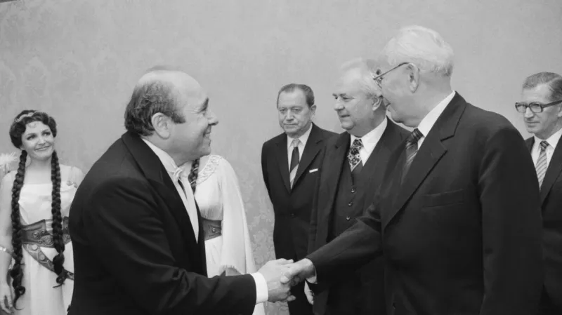 Gustáv Husák gratuluje dirigentu Zdeňku Košlerovi