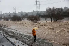 Kalifornii zasáhla druhá bouře, kterou má na svědomí atmosférická řeka. Zemřeli tři lidé