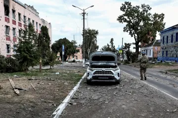 Ukrajinci se v ruské Kurské oblasti místy stahují, připustil šéf armády
