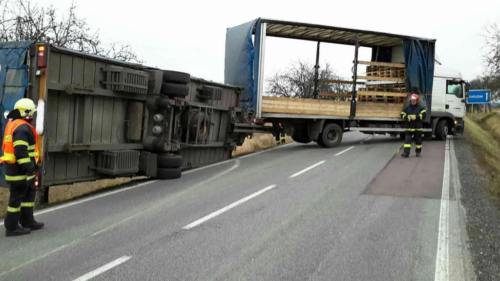 Silný vítr převrátil kamion v Bukovině u Přelouče