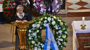 Táňa Fischerová na pohřbu Pavla Landovského