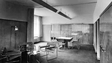 Obývací pokoj a jídelna podle Waltera Gropia s nábytkem Marcela Breuera (rok 1926)