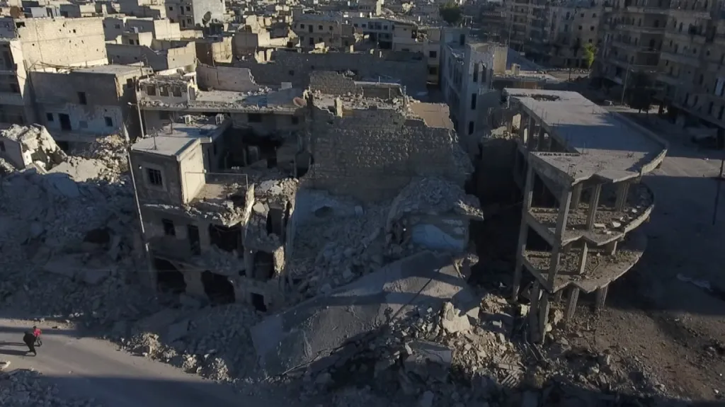 Fotka rozbombardovaného Aleppa pořízená z dronu