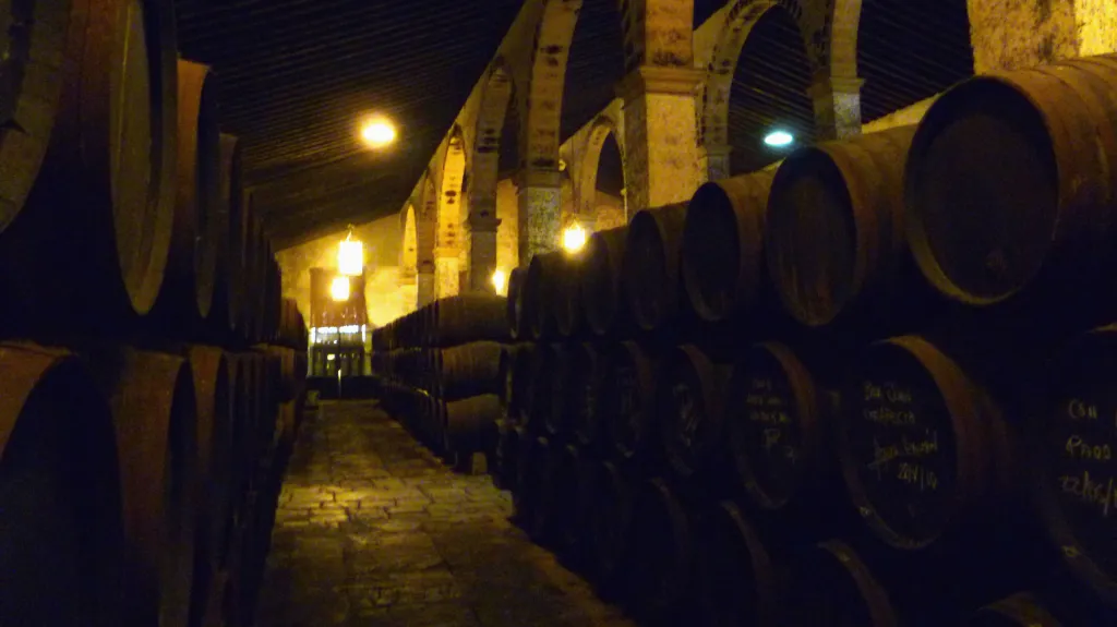 Hala plná sudů s sherry