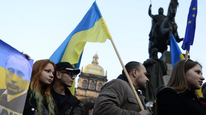 Demonstrace proti působení ruských sil na Krymu