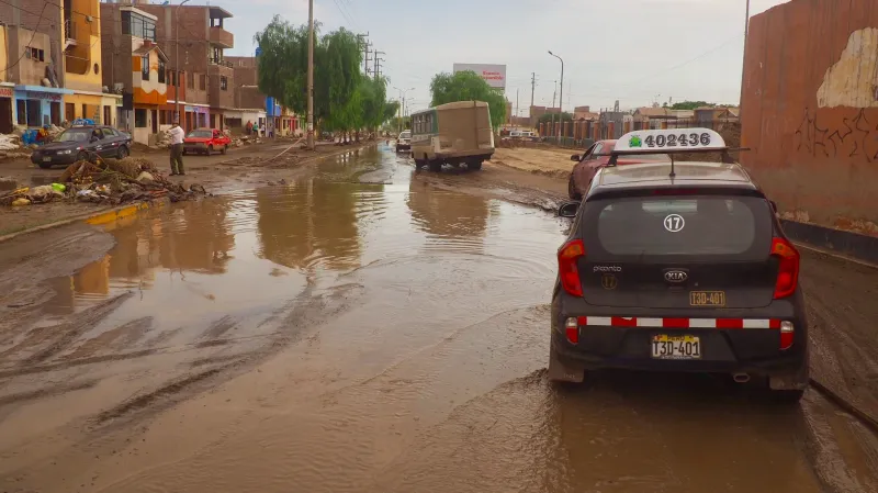 Coishco-Chimbote - bagry a kamiony navezly kameny a sutě pro provizorní cestu