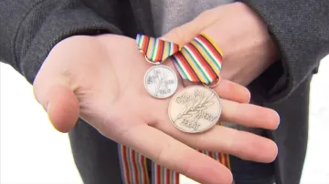 Bronzový hrdina dorazil i s medailemi domů do Brna