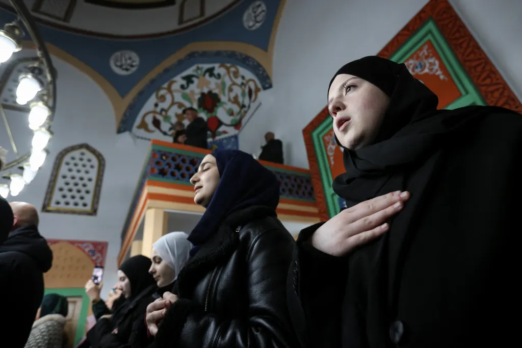 Půst nedrží zejména těhotné a kojící ženy, nemocní lidé a děti do doby, než dosáhnou puberty