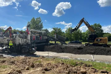 Beton vyfrézují, recyklují a vrátí na dálnici. Tak vypadá oprava u Vyškova