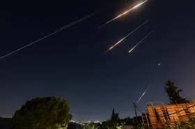 Írán v noci pálil na Izrael, ten pokračuje v útocích