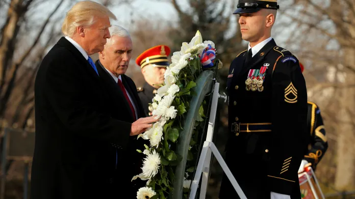 Trump s Pencem uctili památku vojáků na hřbitově v Arlingtonu