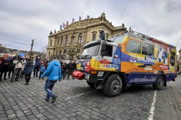 Tatra vyrazila na cestu kolem světa. Nejdřív z Prahy do Brna, potom až do Vladivostoku