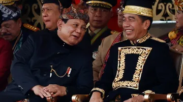 Nově zvolený indonéský prezident a ministr obrany Prabowo Subianto (vlevo) a indonéský prezident Joko Widodo