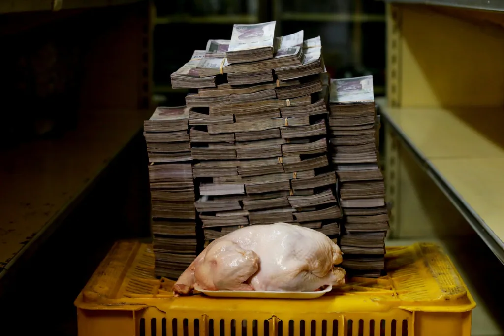 Kuře vážící 2,4 kilogramu vedle 14,6 milionu bolívarů, což se rovnalo dvěma americkým dolarům na trhu v Caracasu v momentě, kdy se země dostala do hospodářského úpadku.  Venezuela 16. srpna 2018