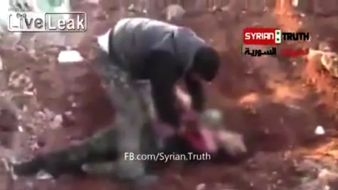 Video ze Sýrie, na němž muž pojídá srdce člověka