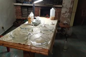 Policisté přetnuli na jihu Moravy drogovou trasu. Při zátahu našli šest milionů i zlaté cihly