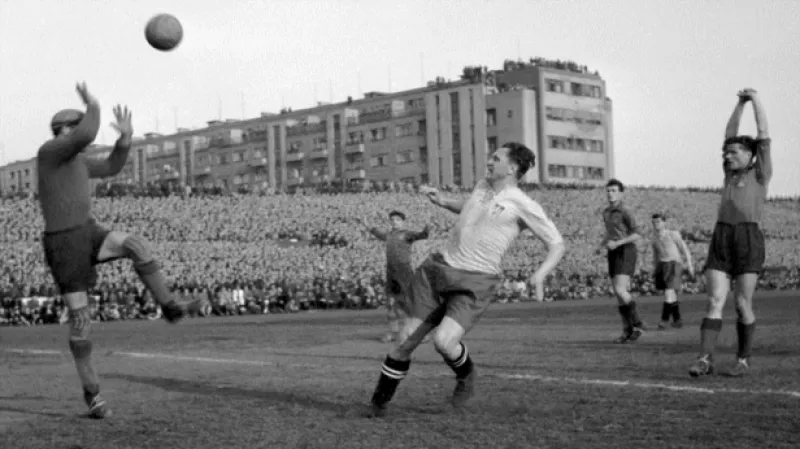 Josef Bican překonává brankáře