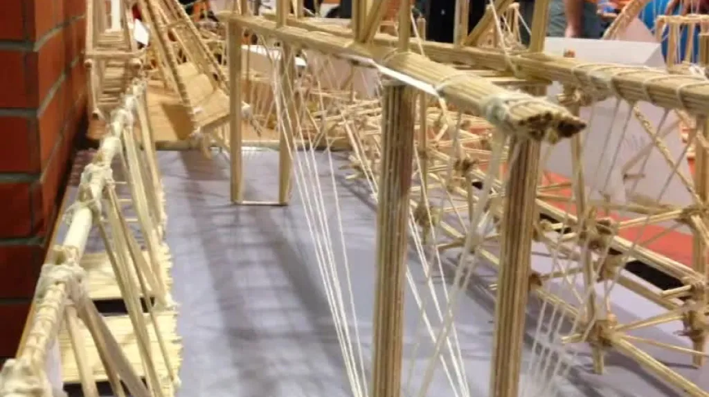 Klání o nejlepšího stavitele mostu ze špejlí se účastnilo 200 studentů