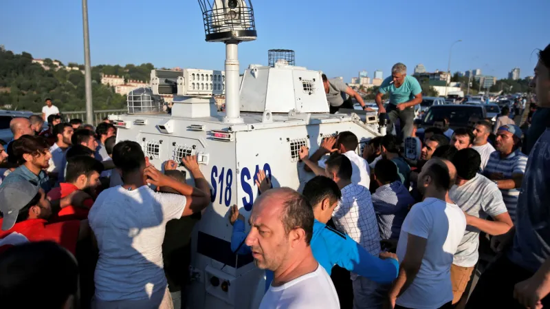 Civilisté se snaží zastavit transportér s vojáky, kteří se vzdali