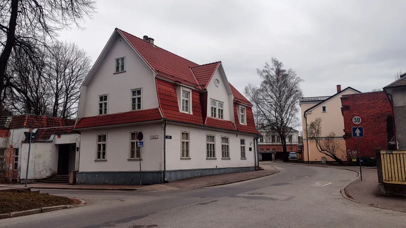 Malý dům, který zároveň slouží jako klášter sester františkánek, se nachází na rohu ulice naproti katolickému kostelu