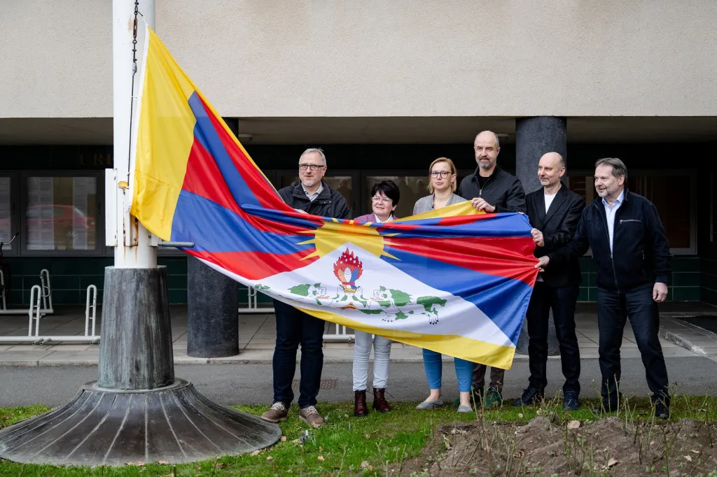 Vyvěšení tibetské vlajky před královéhradeckým magistrátem