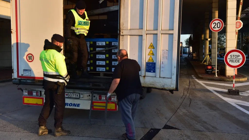 Kontrola kamionu na hraničním přechodě Břeclav-Kúty