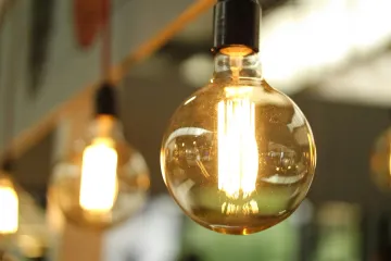 Koncové ceny energií pro všechny odběratele klesnou, odhaduje ERÚ