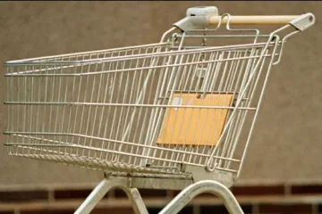 Tržby obchodníků loni klesly o 3,6 procenta. Méně lidé utráceli i v prosinci